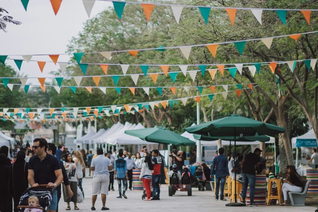 Festival gastronómico al aire libre con puestos de comida