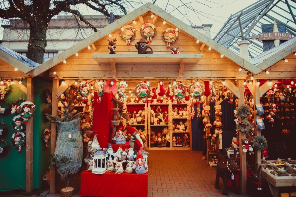 Puesto de mercado navideño con regalos y decoración